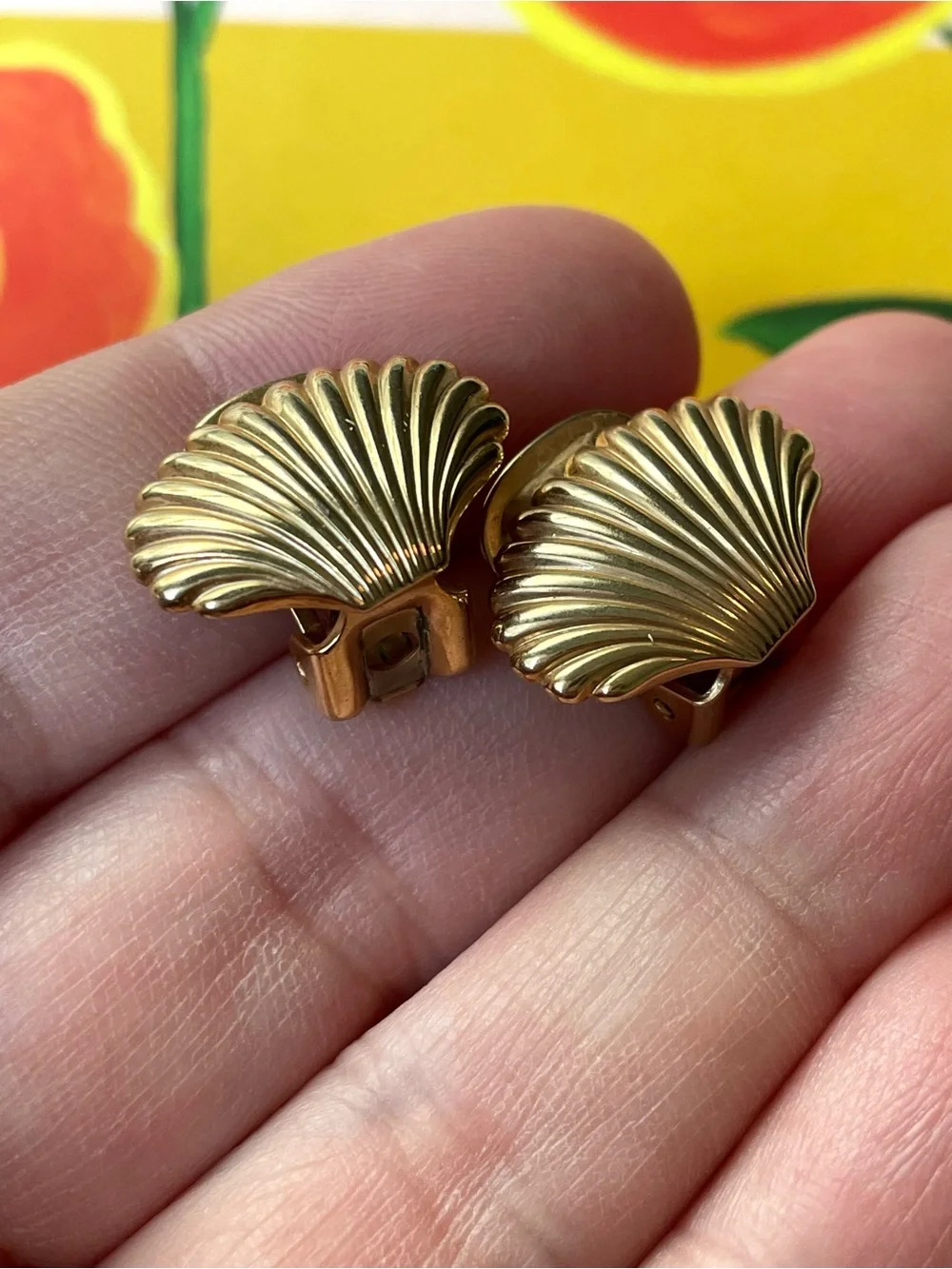 Vintage goldtone scallop shell clip-on earrings beach vacation seaside